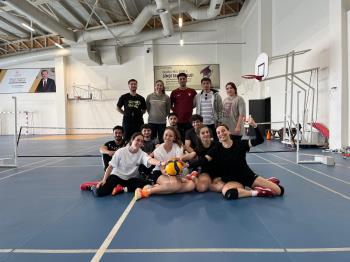 Spor Bilimleri Fakültesi Beden eğitimi öğretmenliği 4. Sınıf öğrencileri Beden Eğitimi ve Sporda Rekreatif Etkinlikler dersi kapsamında oturarak voleybol etkinliği düzenlediler. 