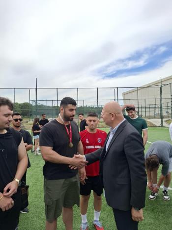 Beden Eğitimi ve Spor Öğretmenliği Bölümü öğrencileri, Gençlik Haftası etkinlikleri kapsamında düzenlenen "Eğitsel Oyunlar" organizasyonunda bir araya geldi